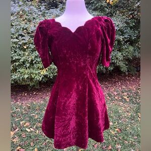 Chic 80s / 90s velvet mini dress